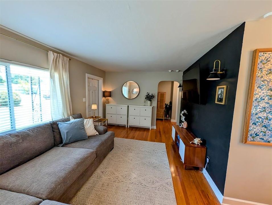 For Sale: $384,990 (2 beds, 1 baths, 1040 Square Feet)