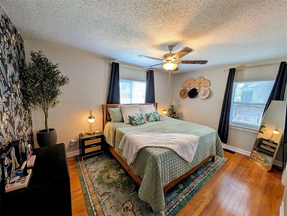 For Sale: $384,990 (2 beds, 1 baths, 1040 Square Feet)