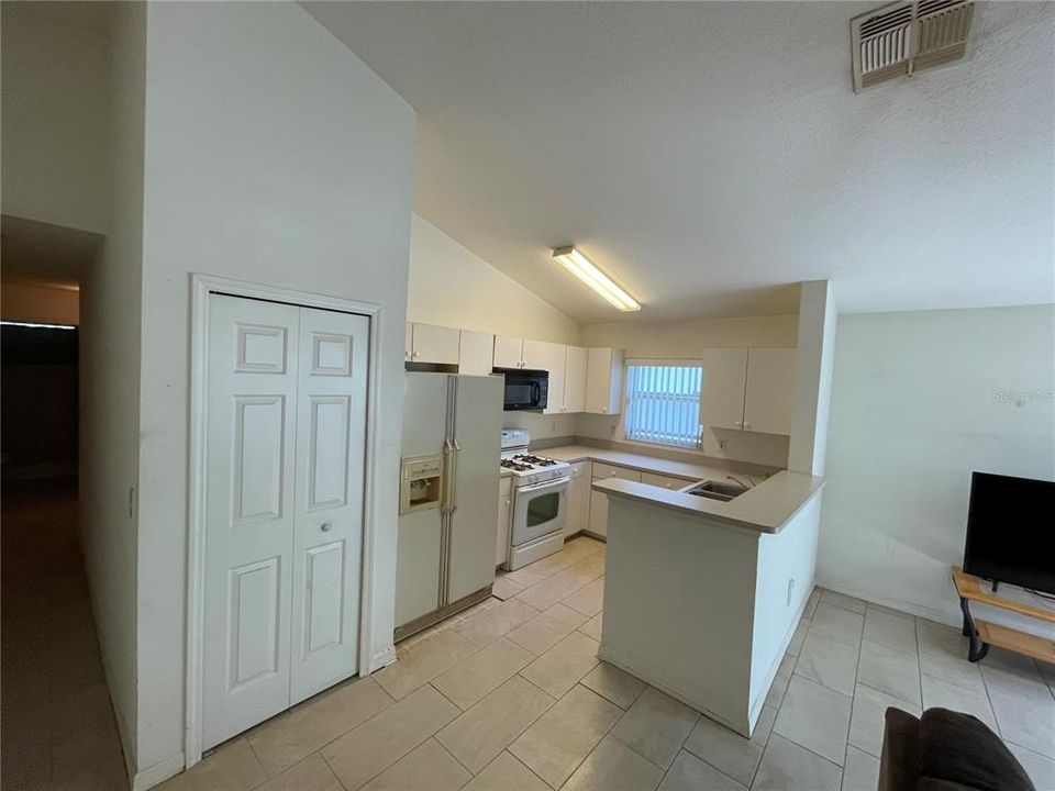 For Sale: $305,000 (3 beds, 2 baths, 1059 Square Feet)