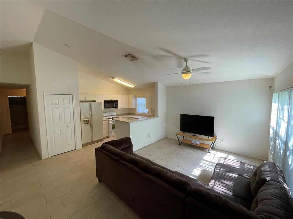 For Sale: $305,000 (3 beds, 2 baths, 1059 Square Feet)