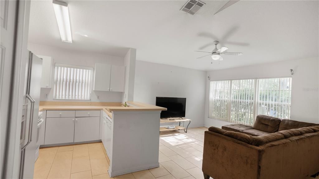 For Sale: $305,000 (3 beds, 2 baths, 1059 Square Feet)
