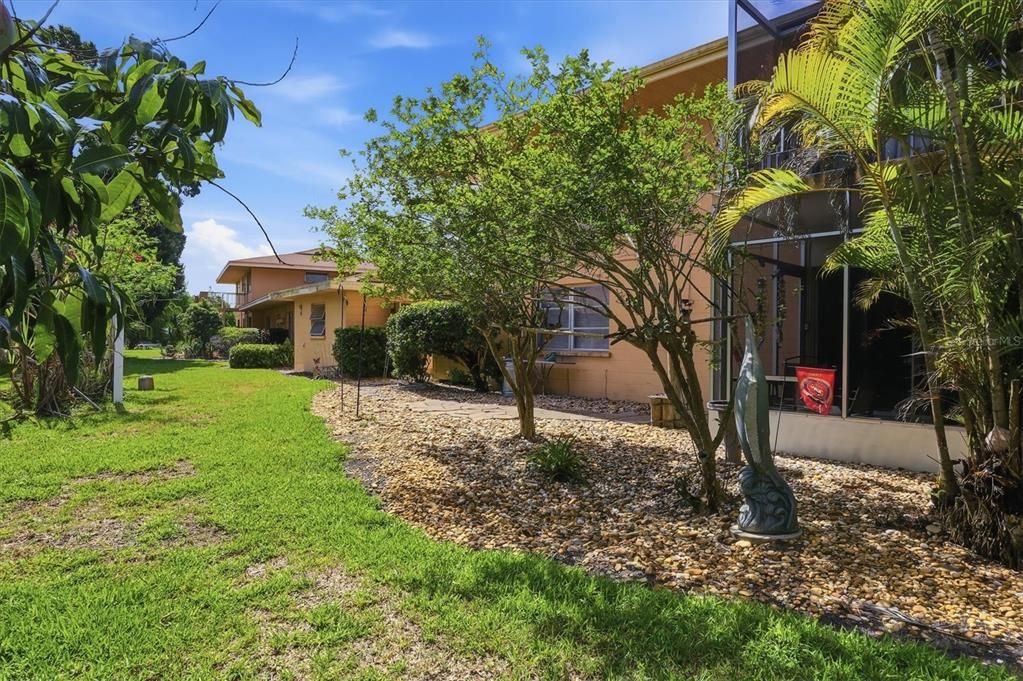 For Sale: $175,000 (2 beds, 2 baths, 966 Square Feet)