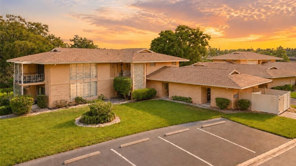 For Sale: $175,000 (2 beds, 2 baths, 966 Square Feet)