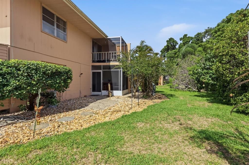 For Sale: $175,000 (2 beds, 2 baths, 966 Square Feet)