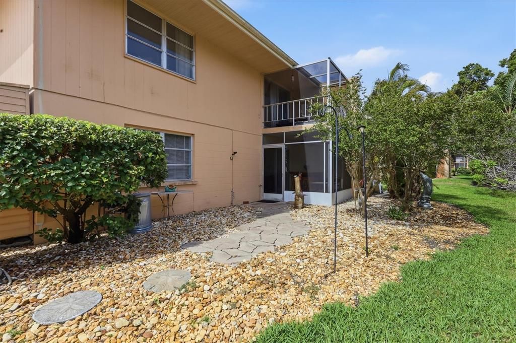 For Sale: $175,000 (2 beds, 2 baths, 966 Square Feet)