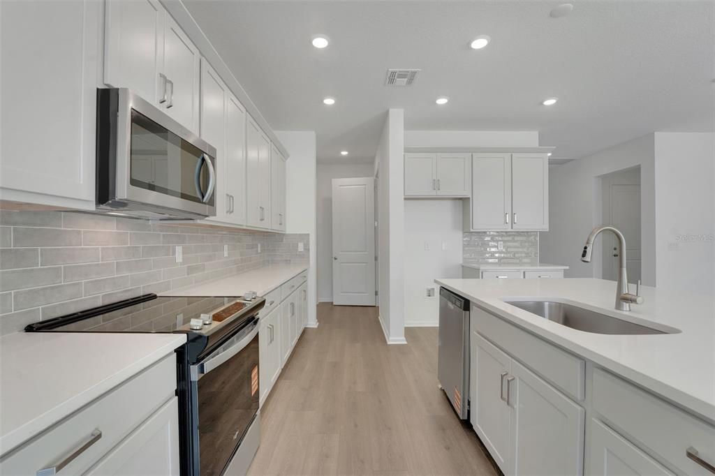 Под контрактом: $329,990 (3 спален, 2 ванн, 1898 Квадратных фут)