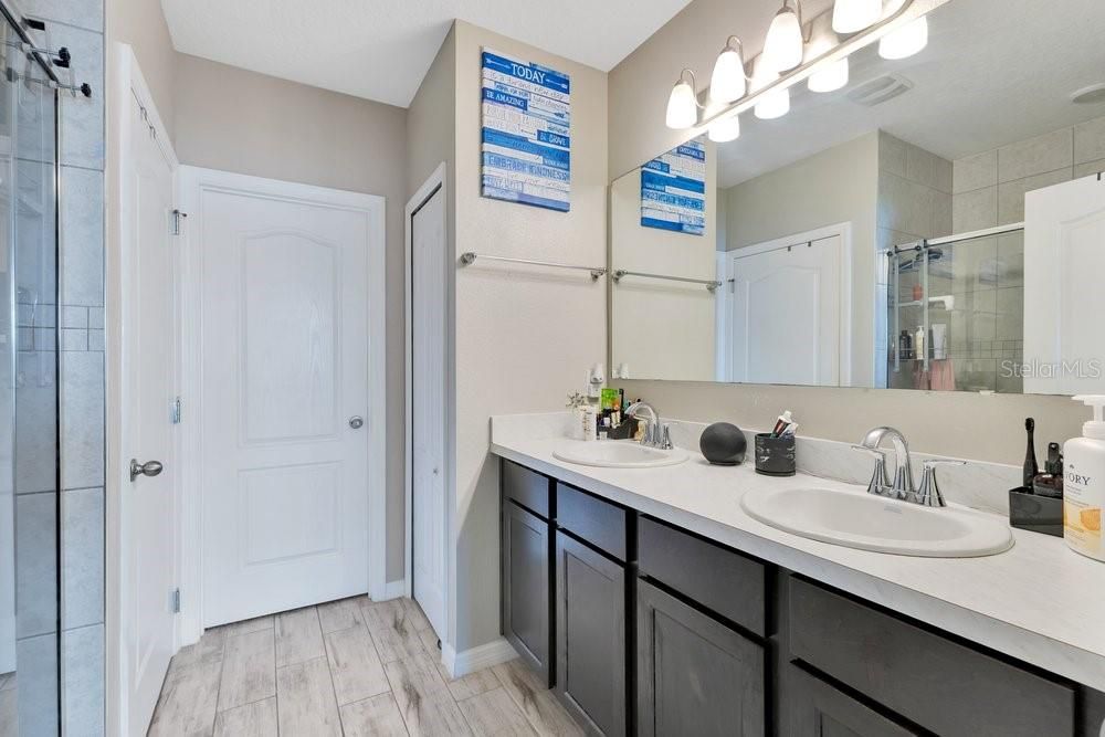 For Sale: $389,900 (4 beds, 2 baths, 2086 Square Feet)