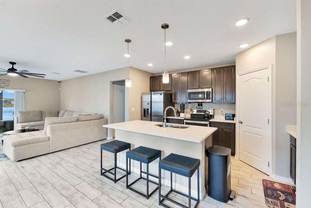 For Sale: $389,900 (4 beds, 2 baths, 2086 Square Feet)