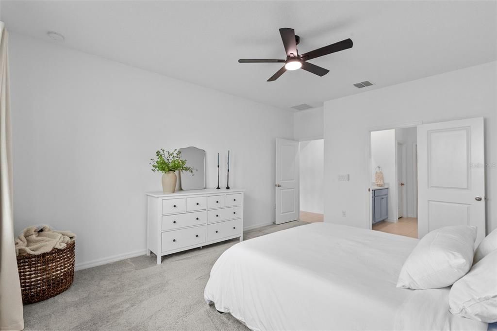 For Sale: $399,999 (4 beds, 2 baths, 2340 Square Feet)