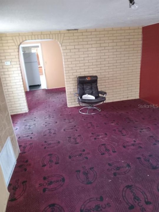 For Sale: $200,000 (2 beds, 1 baths, 891 Square Feet)