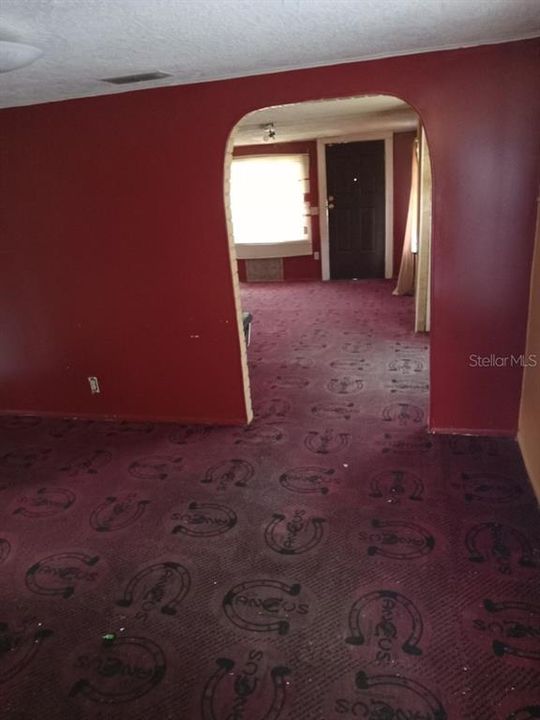 For Sale: $200,000 (2 beds, 1 baths, 891 Square Feet)