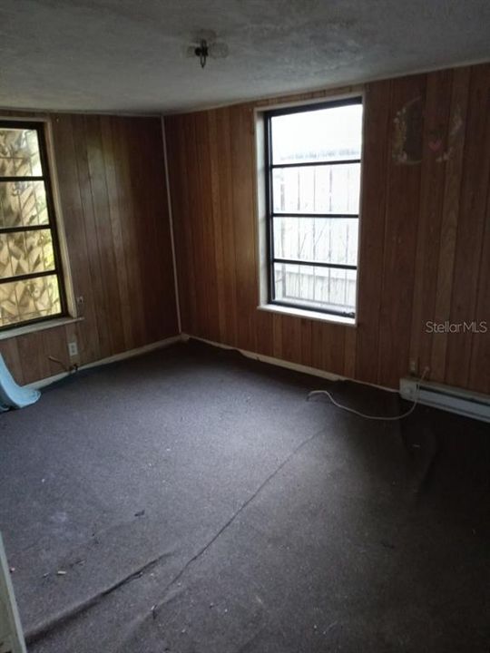 For Sale: $200,000 (2 beds, 1 baths, 891 Square Feet)