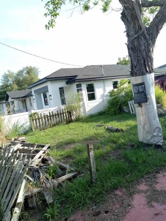 For Sale: $200,000 (2 beds, 1 baths, 891 Square Feet)