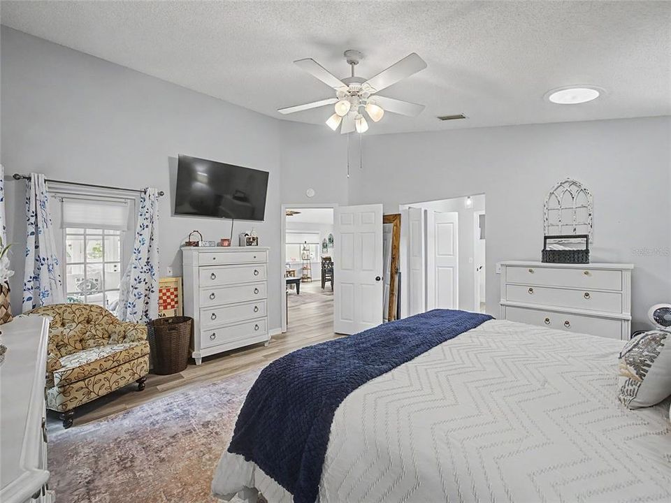 For Sale: $299,900 (2 beds, 2 baths, 1630 Square Feet)