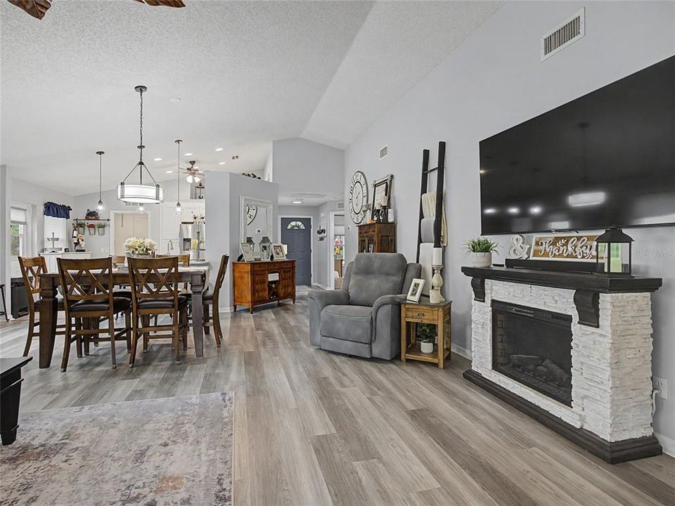 For Sale: $299,900 (2 beds, 2 baths, 1630 Square Feet)