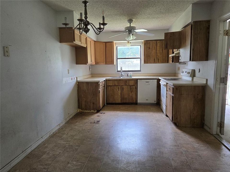 For Sale: $163,275 (3 beds, 2 baths, 1288 Square Feet)