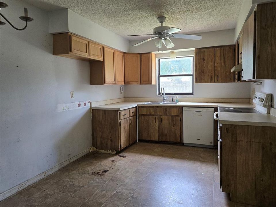 For Sale: $163,275 (3 beds, 2 baths, 1288 Square Feet)