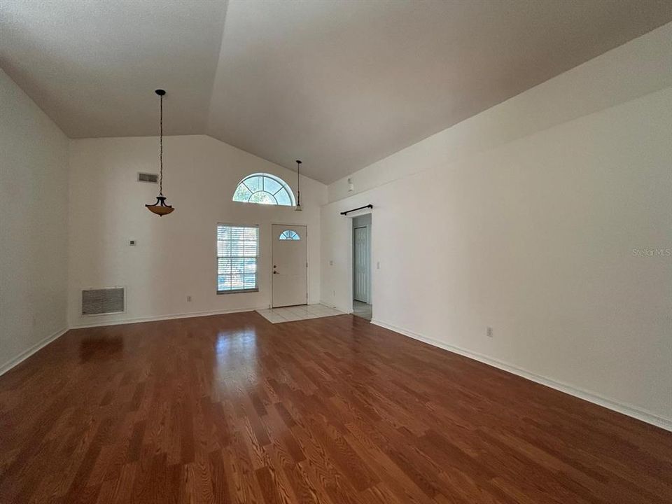 For Rent: $2,495 (3 beds, 2 baths, 1593 Square Feet)
