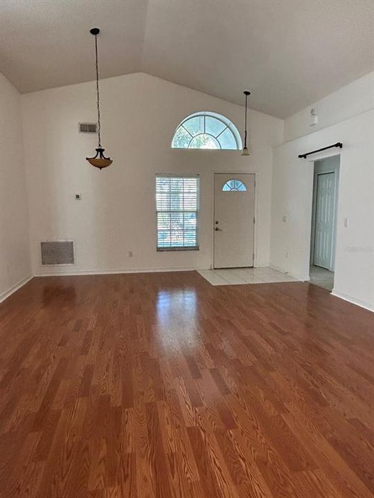 For Rent: $2,495 (3 beds, 2 baths, 1593 Square Feet)