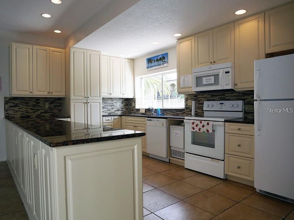 For Rent: $1,600 (1 beds, 1 baths, 670 Square Feet)