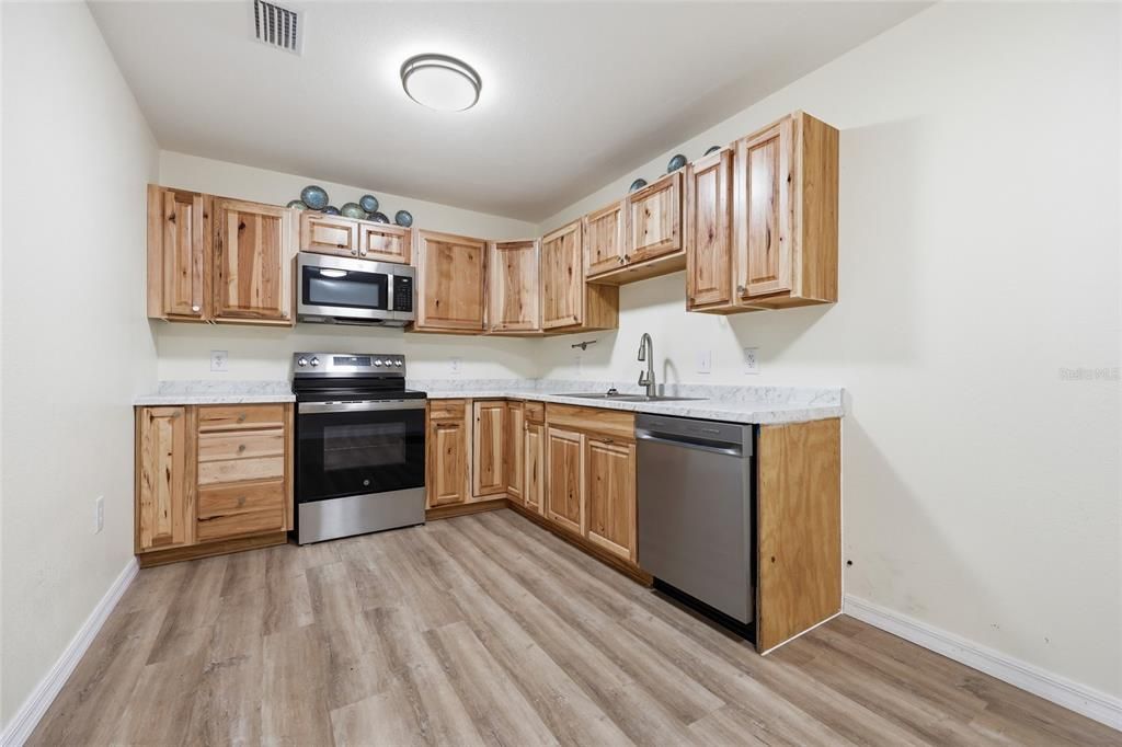 For Sale: $550,000 (6 beds, 5 baths, 2878 Square Feet)