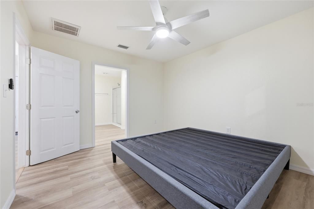 For Sale: $550,000 (6 beds, 5 baths, 2878 Square Feet)