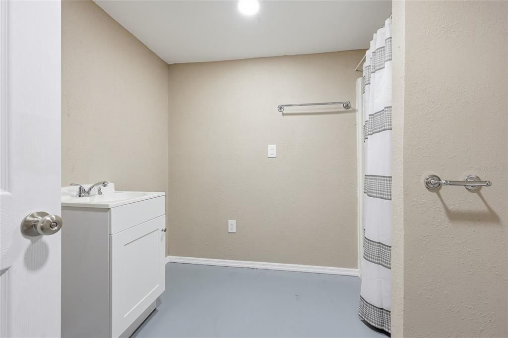 For Sale: $550,000 (6 beds, 5 baths, 2878 Square Feet)