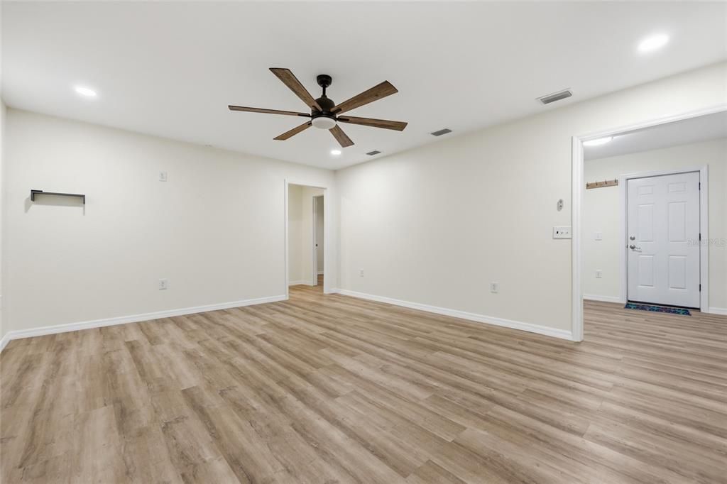 For Sale: $550,000 (6 beds, 5 baths, 2878 Square Feet)