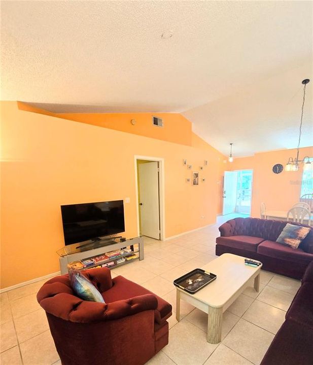 For Rent: $1,600 (3 beds, 2 baths, 1109 Square Feet)