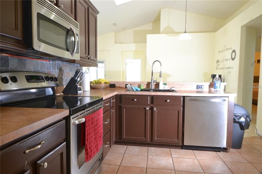 For Rent: $2,600 (3 beds, 2 baths, 1660 Square Feet)