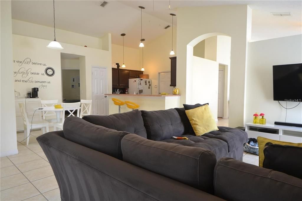 For Rent: $2,600 (3 beds, 2 baths, 1660 Square Feet)