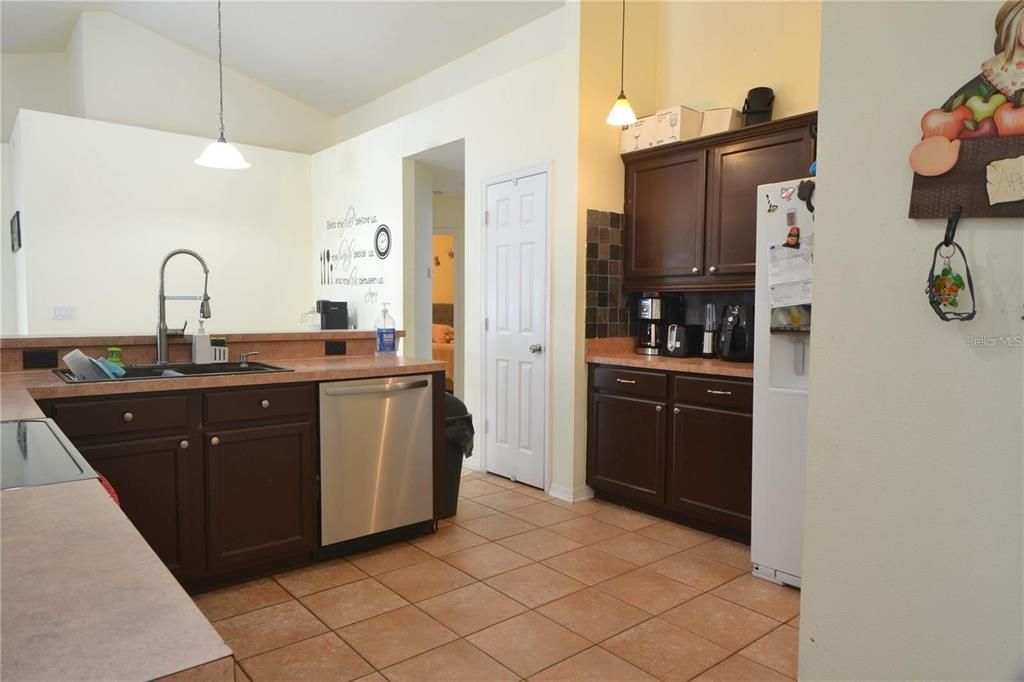 For Rent: $2,600 (3 beds, 2 baths, 1660 Square Feet)