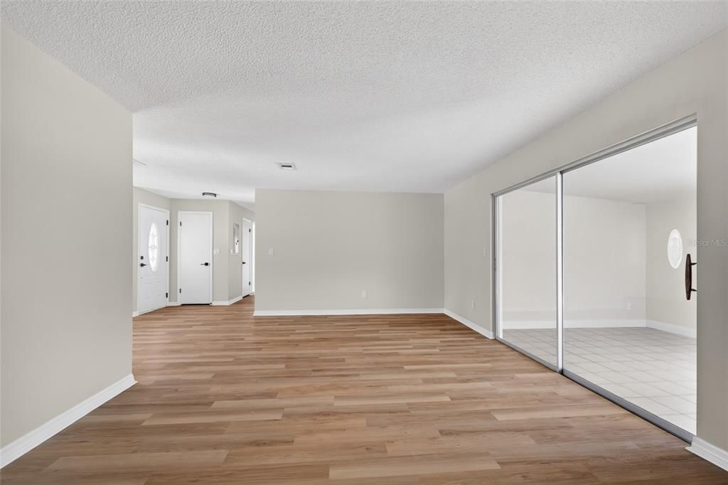 For Sale: $324,900 (2 beds, 2 baths, 1128 Square Feet)
