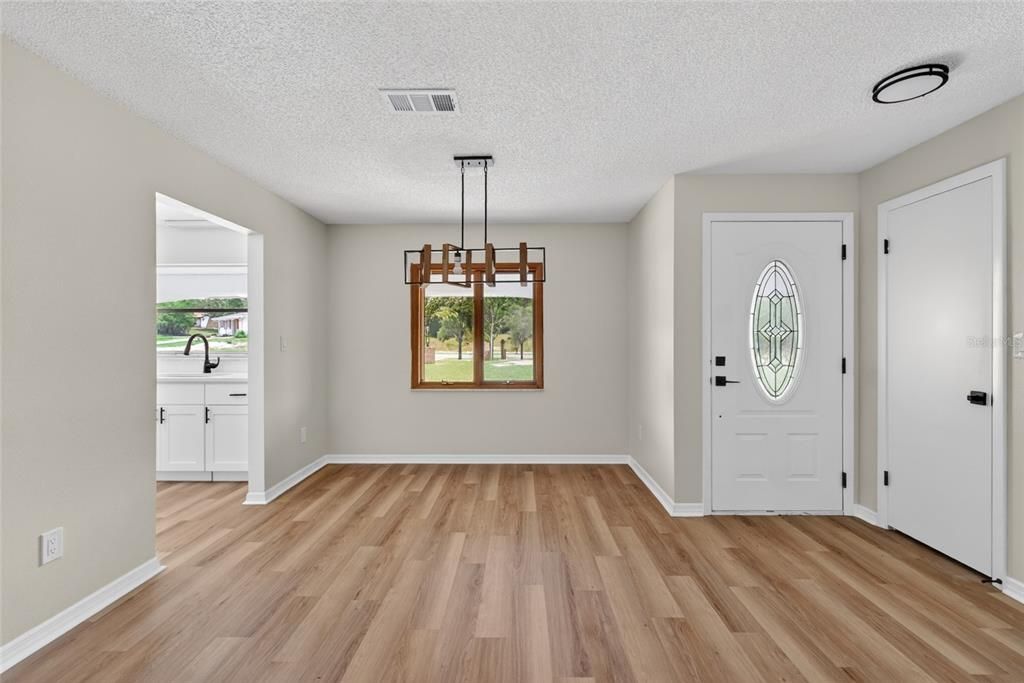 For Sale: $324,900 (2 beds, 2 baths, 1128 Square Feet)