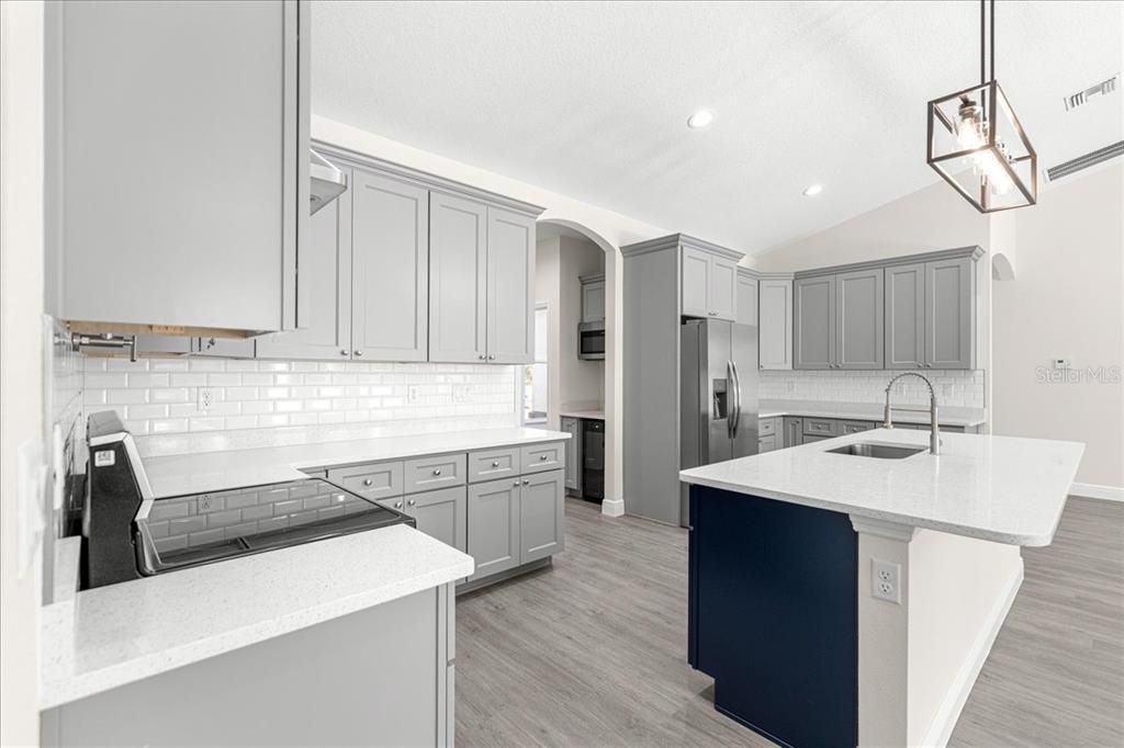 Activo con contrato: $499,000 (3 camas, 2 baños, 2355 Pies cuadrados)