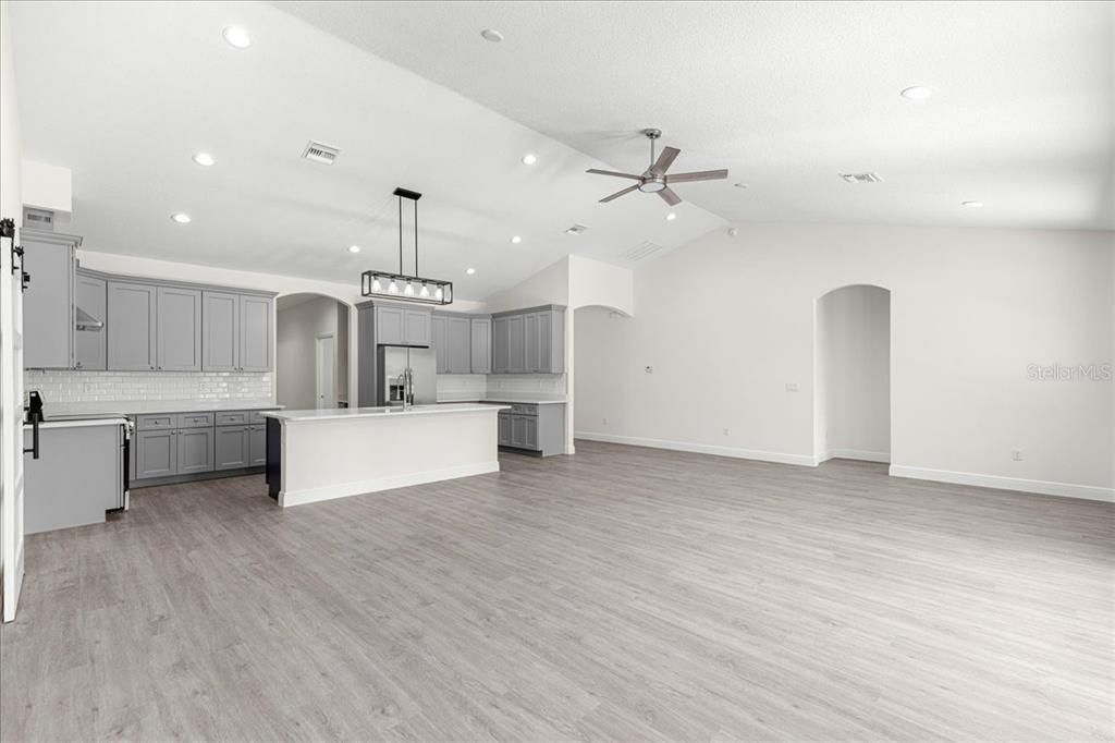 Activo con contrato: $499,000 (3 camas, 2 baños, 2355 Pies cuadrados)