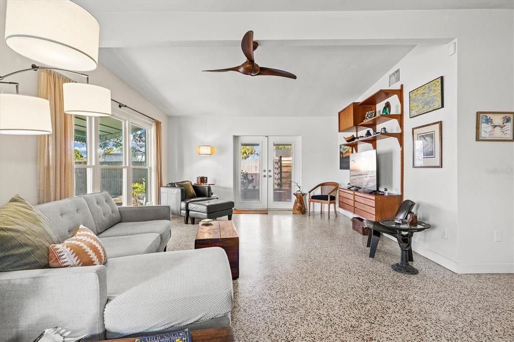 For Sale: $359,000 (3 beds, 2 baths, 1240 Square Feet)