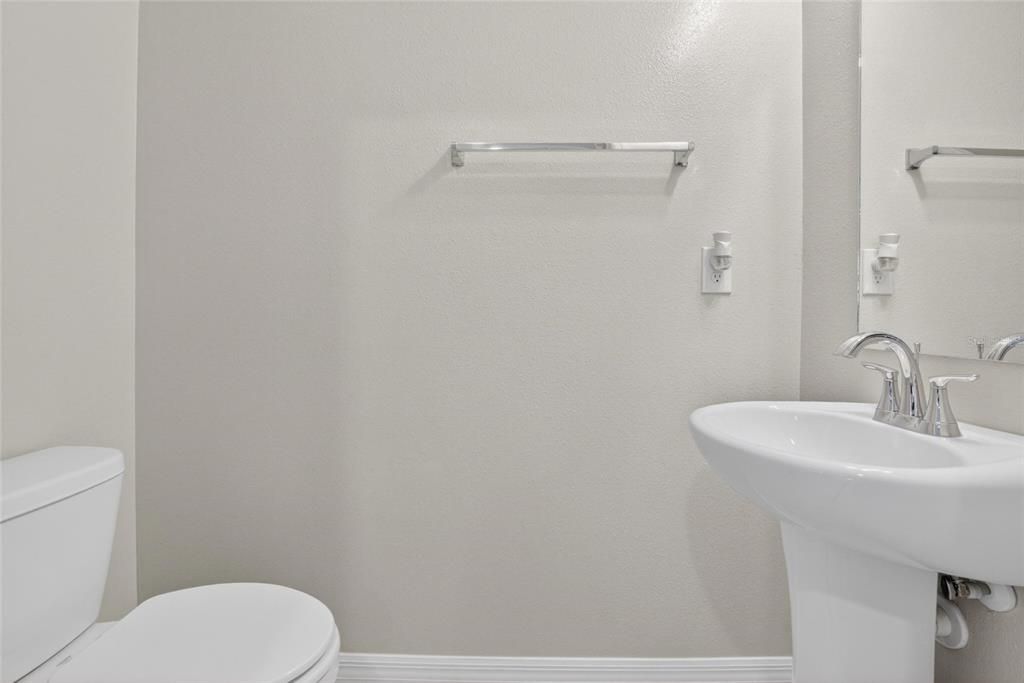 Activo con contrato: $2,250 (3 camas, 2 baños, 1758 Pies cuadrados)