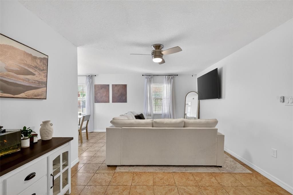 For Sale: $105,000 (2 beds, 2 baths, 938 Square Feet)