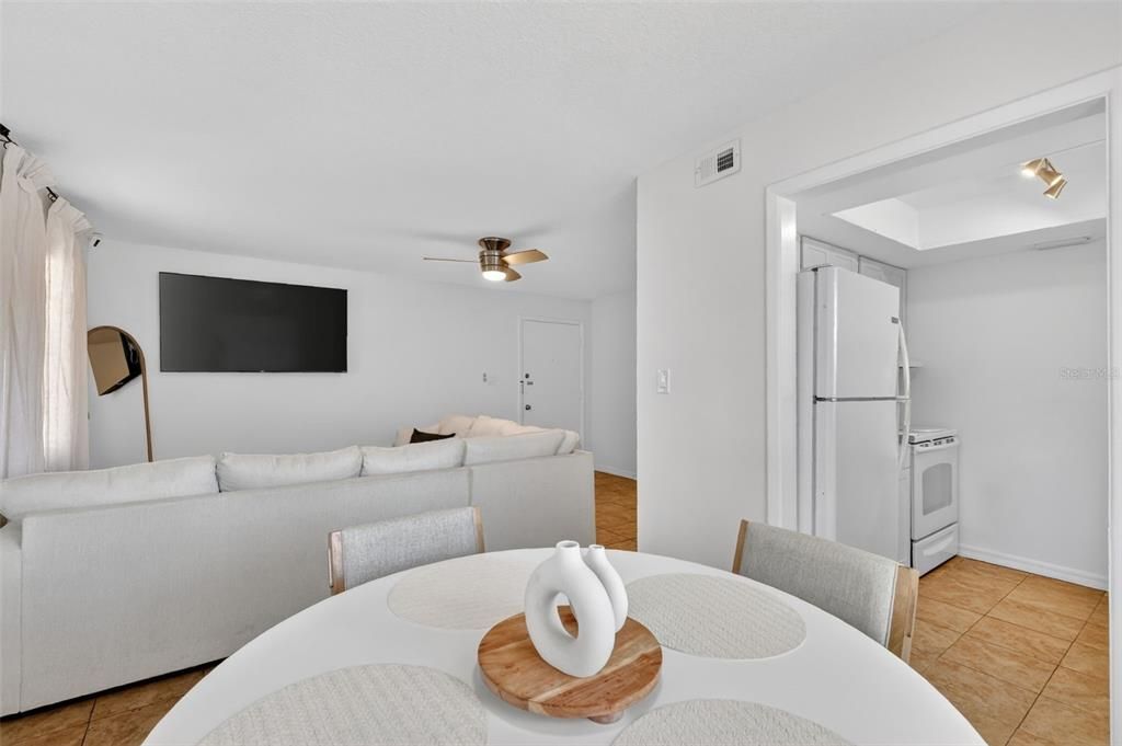 For Sale: $105,000 (2 beds, 2 baths, 938 Square Feet)
