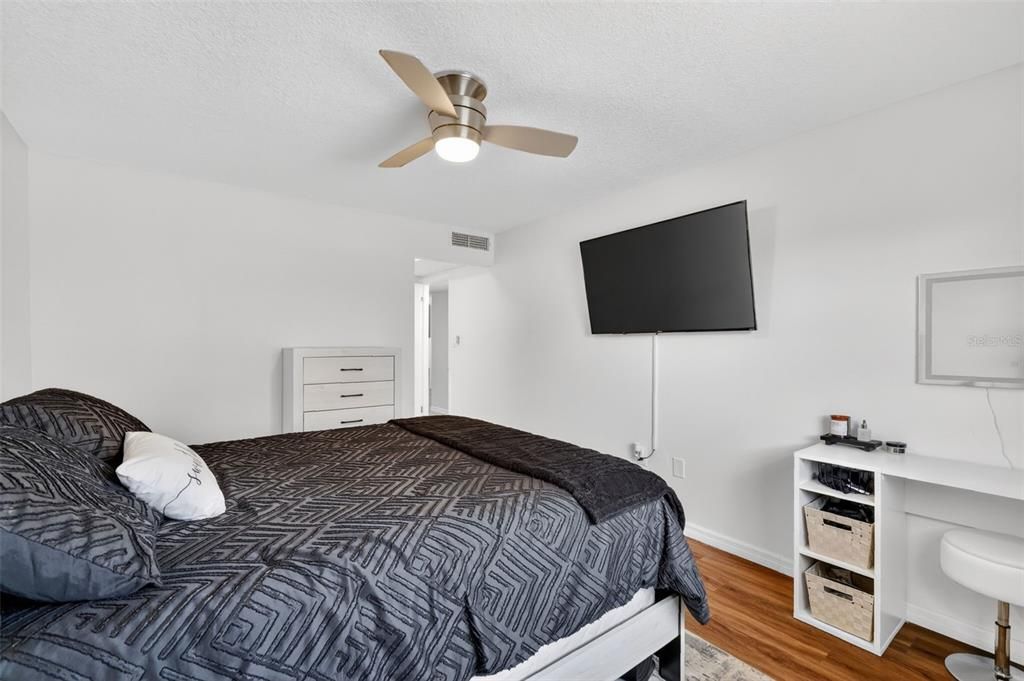 For Sale: $105,000 (2 beds, 2 baths, 938 Square Feet)