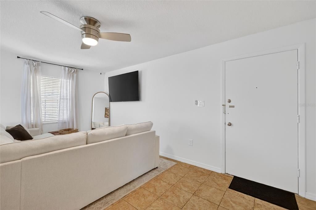 For Sale: $105,000 (2 beds, 2 baths, 938 Square Feet)