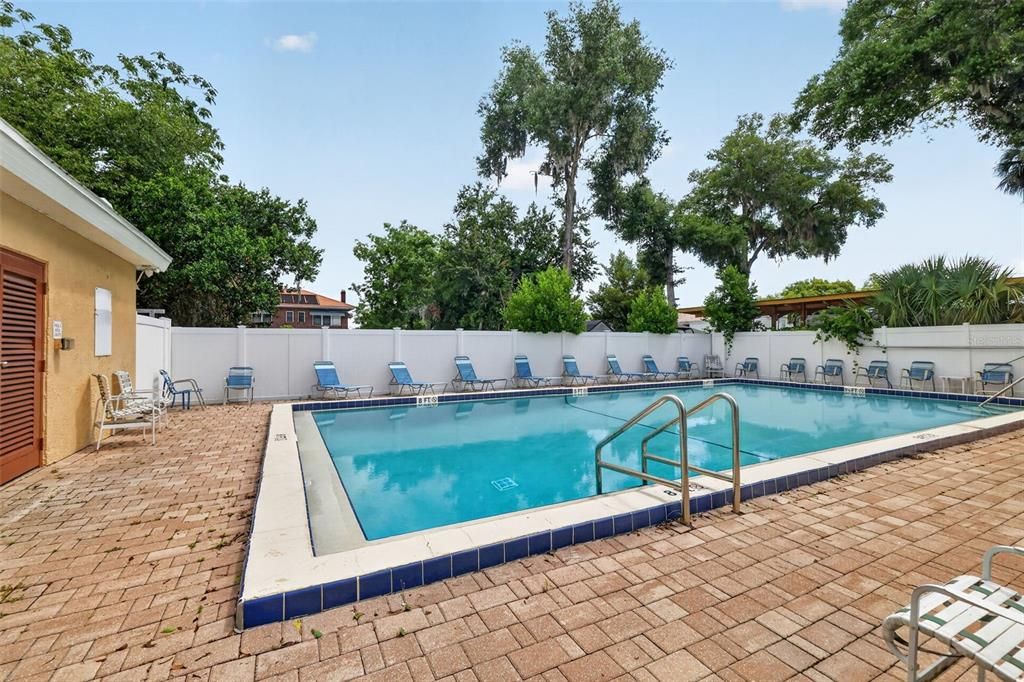 For Sale: $105,000 (2 beds, 2 baths, 938 Square Feet)