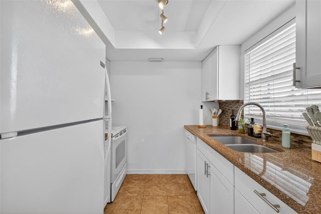 For Sale: $105,000 (2 beds, 2 baths, 938 Square Feet)