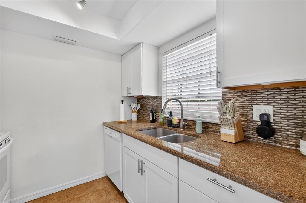 For Sale: $105,000 (2 beds, 2 baths, 938 Square Feet)