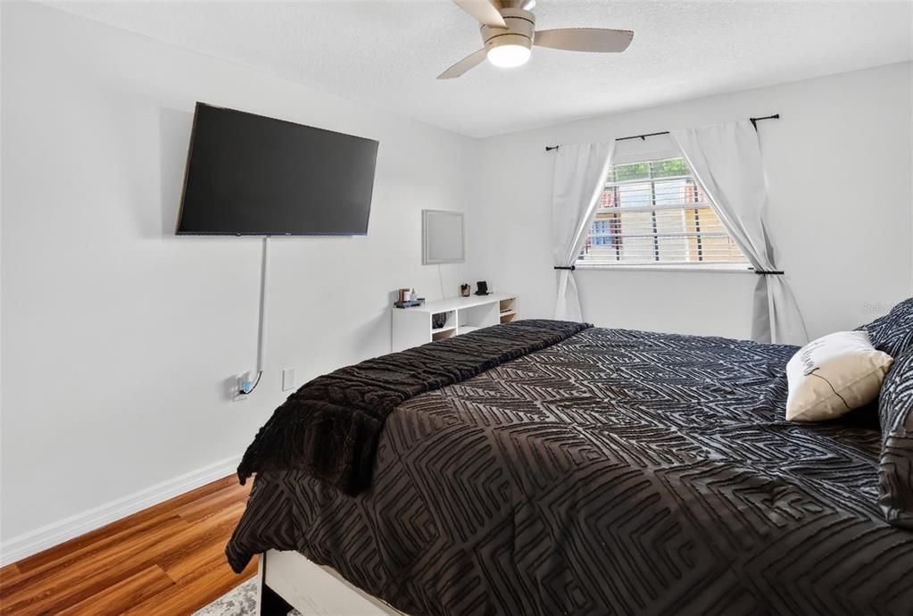 For Sale: $105,000 (2 beds, 2 baths, 938 Square Feet)
