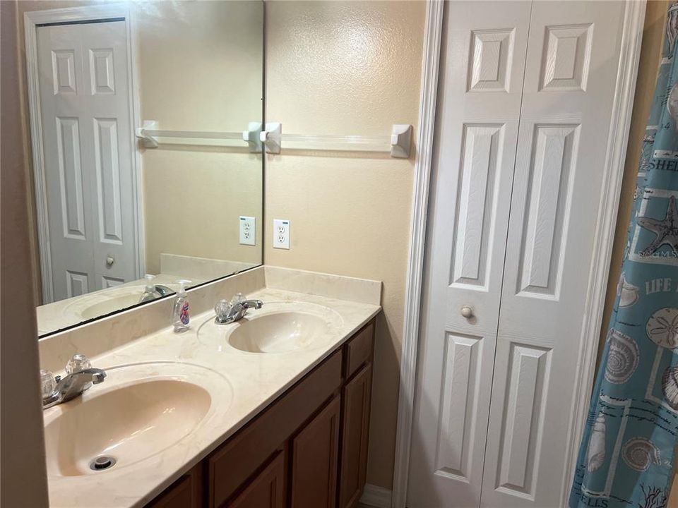 For Rent: $2,150 (3 beds, 2 baths, 1369 Square Feet)