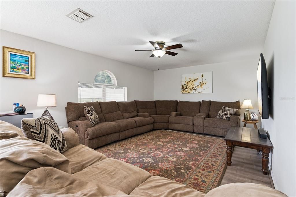 For Sale: $600,000 (5 beds, 3 baths, 2940 Square Feet)