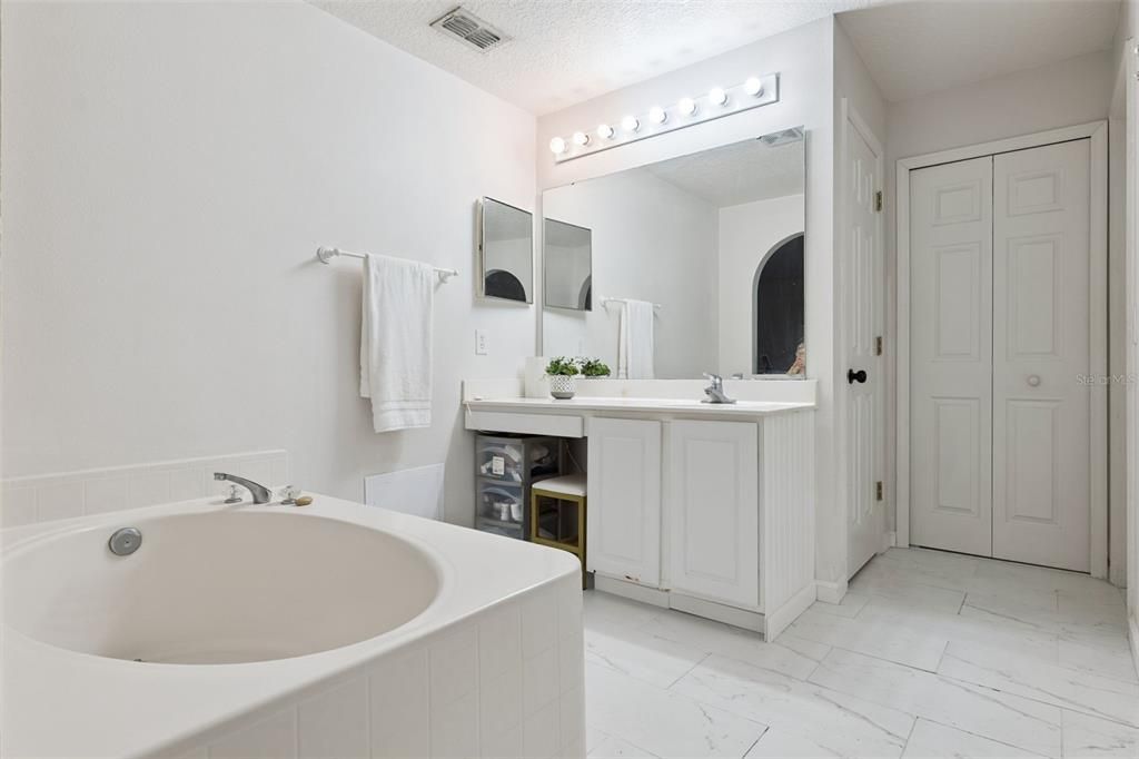 For Sale: $600,000 (5 beds, 3 baths, 2940 Square Feet)