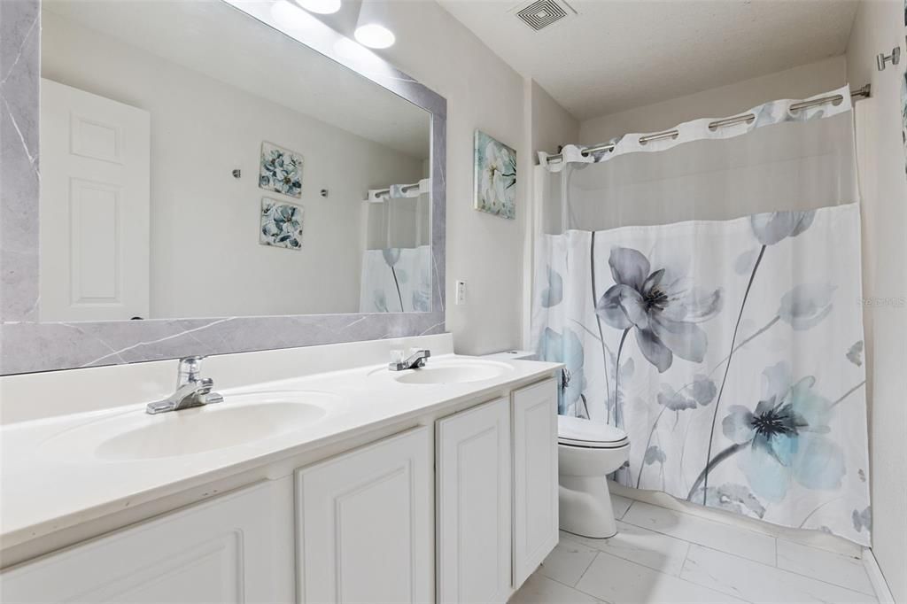 For Sale: $600,000 (5 beds, 3 baths, 2940 Square Feet)